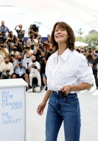 Sophie Marceau s'est prêtée, non sans enthousiasme, au jeu du photocall lors du 74ème festival international du film de Cannes, le 8 juillet 2021