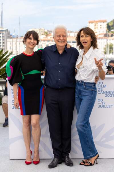 Sophie Marceau est apparue très en forme, aux côtés d'André Dussollier et Géraldine Pailhas, pour le photocall du film "Tout s'est bien passé",  lors du 74ème festival international du film de Cannes, le 8 juillet 2021