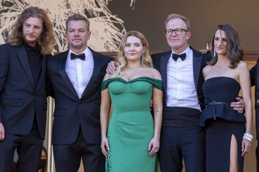 Idir Azougli, Matt Damon, Abigail Breslin, Tom McCarthy et Camille Cottin posent après avoir monter les marches du film "Stillwater" lors du 74ème Festival International du Film de Cannes, le 8 juillet 2021