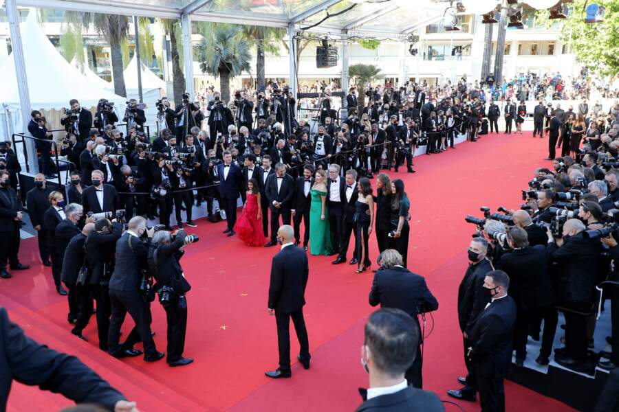 Moussa Maaskri, Abigail Breslin, Tom McCarthy, Matt Damon, Camille Cottin, Lilou Siauvaud et Idir Azougli, pour la montée des marches du film "Stillwater" lors du 74ème Festival International du Film de Cannes, le 8 juillet 2021