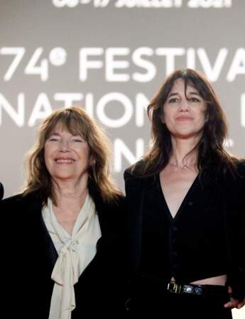 Charlotte Gainsbourg et sa mère Jane Birkin ont tenu à monter ensemble les marches du Festival de Cannes ce 7 juillet 2021.