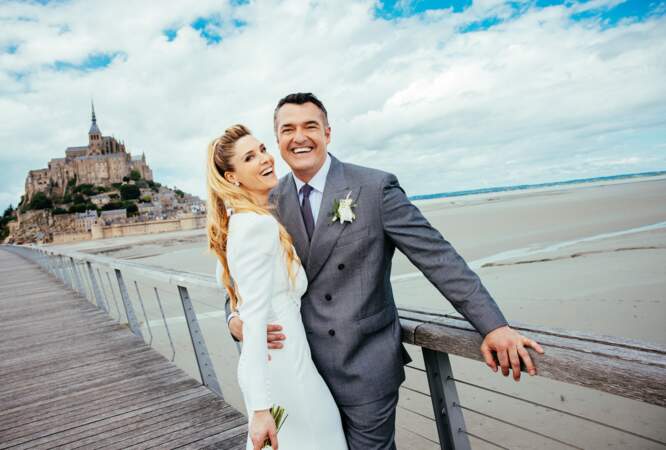 Arnaud Ducret et Claire Francisci lors de leur mariage, le 3 juillet 2021, sur la passerelle du Mont-Saint-Michel