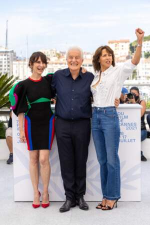 Sophie Marceau a posé aux côtés d'André Dussollier et Géraldine Pailhas au photocall du film "Tout s'est bien passé" lors du 74ème festival international du film de Cannes, le 8 juillet 2021