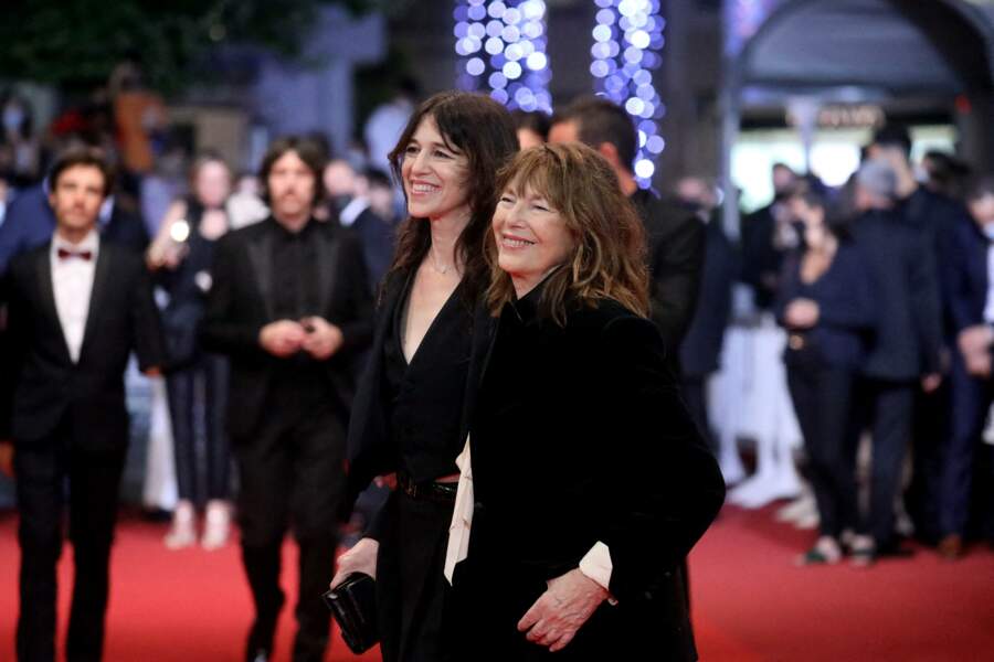Charlotte Gainsbourg et sa mère Jane Birkin collées-serrées pour la montée des marches du Festival de Cannes ce 7 juillet 2021. 