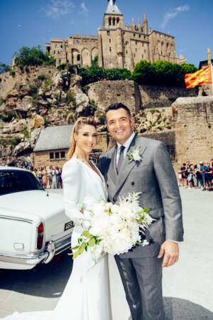 Arnaud Ducret et sa femme Claire, tout sourire, pour leur mariage au Mont-Saint-Michel le 3 juillet 2021