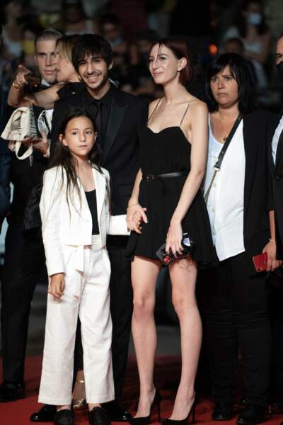 Ben Attal était accompagné par ses soeurs Alice et Joe Attal aux côtés de leur mère Charlotte Gainsbourg et de leur grand-mère Jane Birkin, pour présenter le documentaire «Jane par Charlotte» à Cannes ce 7 juillet 2021