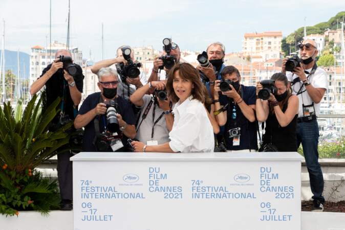Sophie Marceau s'est rapidement pris au jeu des photographes présents lors du photocall du film "Tout s'est bien passé" lors du 74ème festival international du film de Cannes, le 8 juillet 2021