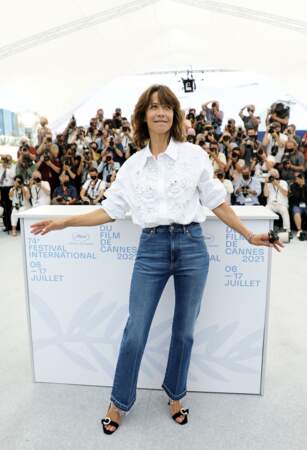 Une fois de plus, Sophie Marceau a représenté le charme et l'élégance à la française au photocall du film "Tout s'est bien passé" lors du 74ème festival international du film de Cannes, le 8 juillet 2021