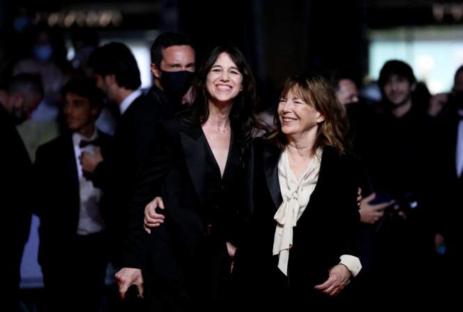 Charlotte Gainsbourg et sa mère Jane Birkin très complices lors de la montée des marches du film «Jane par Charlotte» lors du 74ème Festival International du Film de Cannes, le 7 juillet 2021