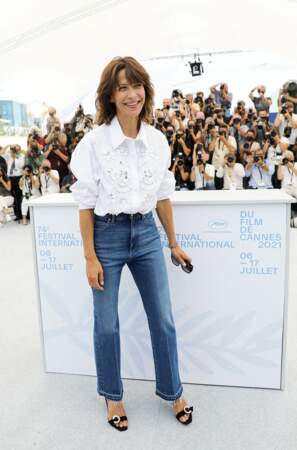 Sophie Marceau a adopté un air naturel et décontracté au photocall du film "Tout s'est bien passé" lors du 74ème festival international du film de Cannes, le 8 juillet 2021