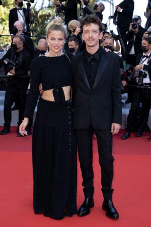 Justine Bustos et Nahuel Pérez Biscayart prennent la pose pour la montée des marches du film "Benedetta" lors du 74ème Festival International du Film de Cannes, le 9 juillet 2021