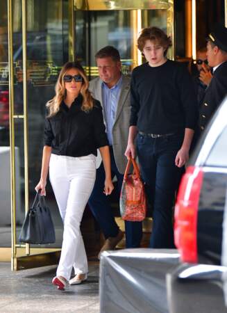 Toujours très proche de sa maman Melania Trump, Barron Trump qui dépasse désormais largement l'ancien mannequin l'aidait à porter son sac dans les rues de New York.