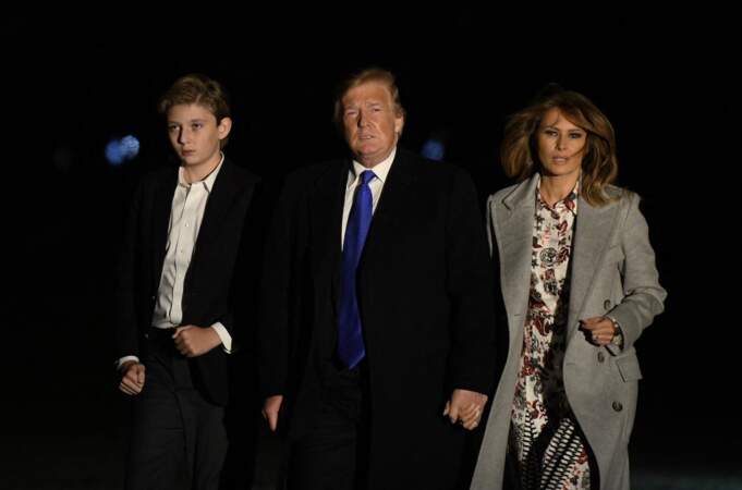 Le président Donald Trump et la première dame Melania Trump avec leur fils Barron Trump arrivent à la Maison Blanche à Washington, DC après avoir passé le week-end à Mar-a-Lago en Floride, le 18 février 2019.