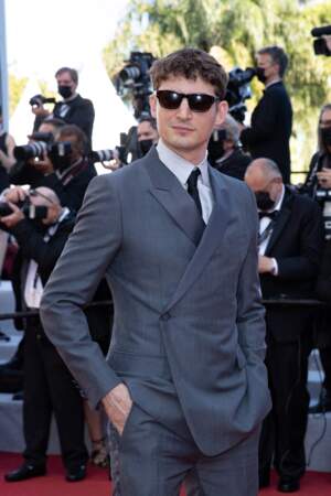 Lunettes vissées sur le nez, Niels Schneider a joué les stars sur le tapis rouge du 74ème Festival International du Film de Cannes, le 9 juillet 2021