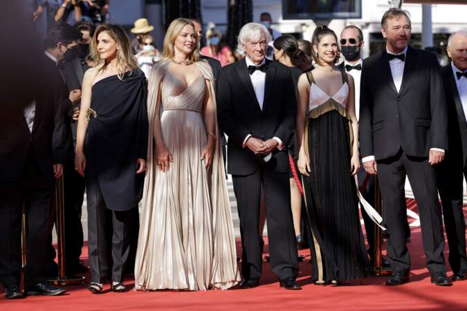Virginie Efira a pris la pose au côté de Clotilde Courau, elle aussi très chic, pour la montée des marches du film "Benedetta" lors du 74ème Festival International du Film de Cannes, le 9 juillet 2021
