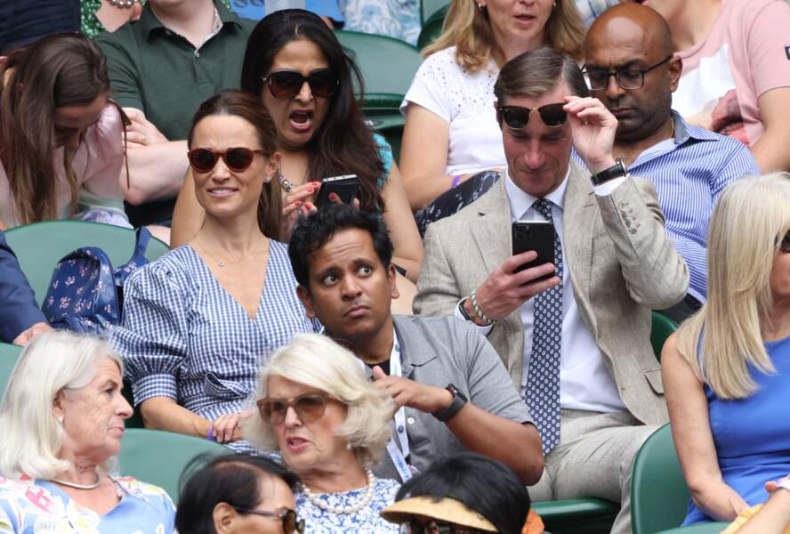 Pippa Middleton et James Matthews radieux dans les tribunes de Wimbledon, le 9 juillet 2021