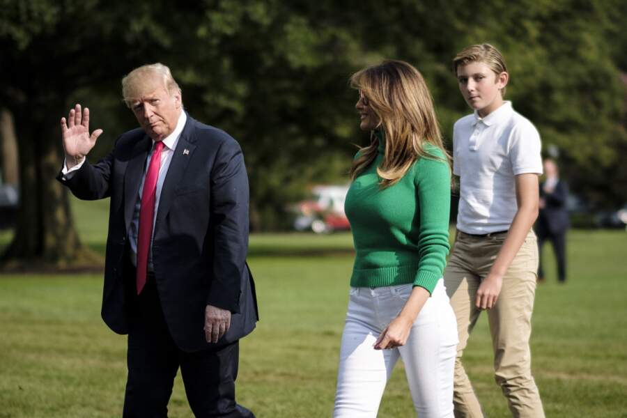 En août 2018, après un week-end à Bedminster dans le New Jersey, Barron Trump s'affiche en look décontracté aux côtés de ses parents.