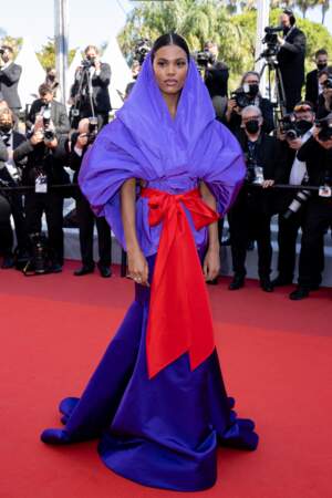 Tina Kunakey envoûtante en robe Valentino pour la montée des marches du film "Benedetta" lors du 74ème Festival International du Film de Cannes, le 9 juillet 2021