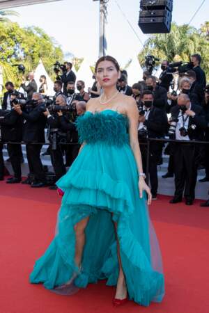 Blanca Blanco très glamour elle aussi pour la montée des marches du film "Benedetta" lors du 74ème Festival International du Film de Cannes, le 9 juillet 2021