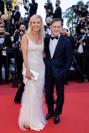 Laurence Ferrari a porté une paire de boucles d'oreilles délicates de la marque Boucheron pour la montée des marches du 74ème Festival de Cannes, au côté de son mari, le 9 juillet 2021