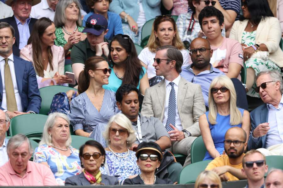 Pippa Middleton rayonnante au tournoi de Wimbledon, au côté de James Matthews le 9 juillet 2021