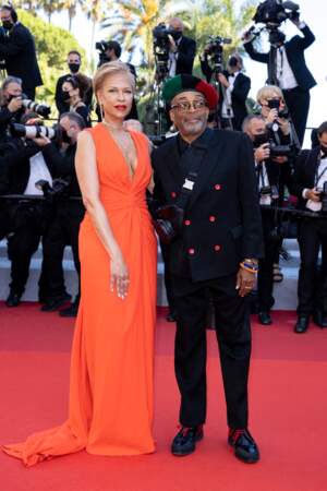 Spike Lee très élégant en smocking Louis Vuitton, pose avec sa femme Tonya Lewis Lee, pour la montée des marches du film "Benedetta" lors du 74ème Festival International du Film de Cannes, le 9 juillet 2021