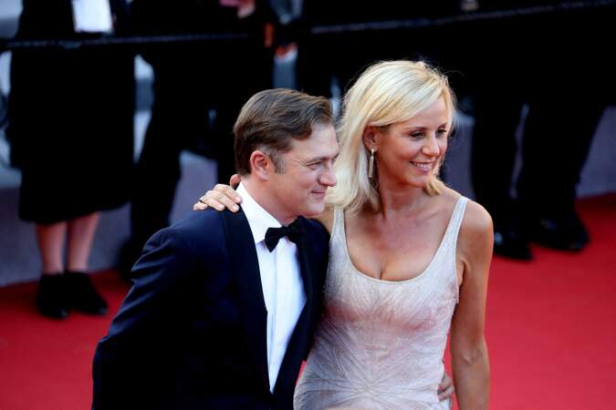 Laurence Ferrari a pris la pose en couple, avec son mari Renaud Capuçon, pour la montée des marches du film "Benedetta" lors du 74ème Festival International du Film de Cannes, le 9 juillet 2021