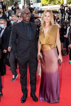 Lucien Jean-Baptiste et sa femme Aurélie Nollet posent ensemble pour la montée des marches du film "Benedetta" lors du 74ème Festival International du Film de Cannes, le 9 juillet 2021