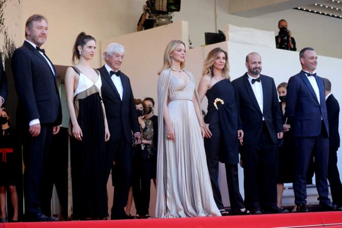 Virginie Efira, entourée de l'équipe du film "Benedetta", pour la montée des marches du 74ème Festival International du Film de Cannes, le 9 juillet 2021