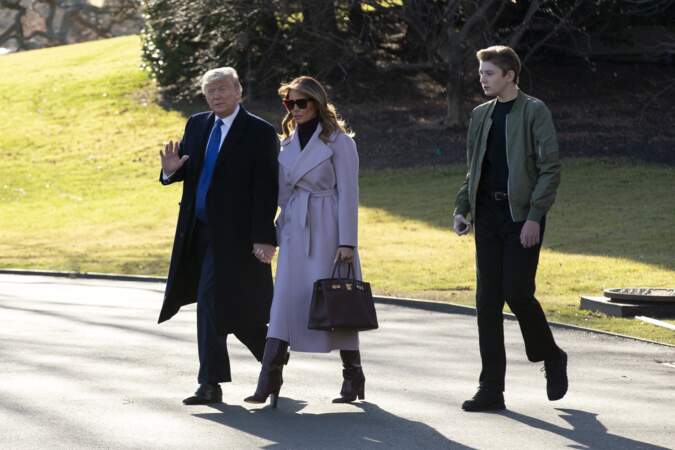 Le 15 janvier 2020, Barron Trump, réservé et en retrait, quittait la Maison Blanche en hélicoptère aux côtés de ses parents. 