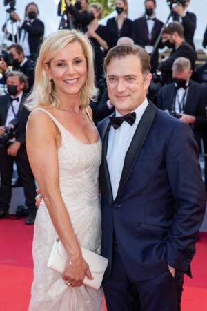 Laurence Ferrari tout sourire au côté de son mari Renaud Capuçon pour la montée des marches du film "Benedetta" lors du 74ème Festival International du Film de Cannes, le 9 juillet 2021