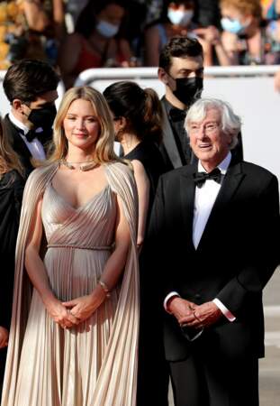 Virginie Efira a posé au côté du réalisateur Paul Verhoeven pour la montée des marches du film "Benedetta" lors du 74ème Festival International du Film de Cannes, le 9 juillet 2021