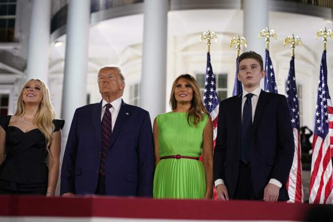 Déjà très grand pour un adolescent de 14 ans, Barron Trump faisait déjà une tête de plus que son père Donald Trump et sa mère Melania Trump lors de leur passage à la Maison Blanche.