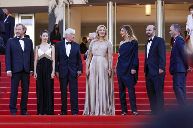 Olivier Rabourdin, Daphné Patakia, Paul Verhoeven, Virginie Efira, Clotilde Courau et David Birke ont monté les marches pour le film "Benedetta" lors du 74ème Festival International du Film de Cannes, le 9 juillet 2021