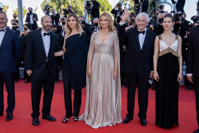 Virginie Efira a fait sensation dans sa robe et cape en soie et lurex Dior pour la montée des marches du film "Benedetta" lors du 74ème Festival International du Film de Cannes, le 9 juillet 2021