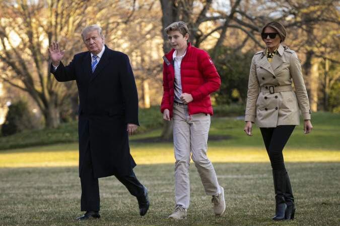 Arrivée de la famille Trump à la Maison Blanche à Washington en hélicoptère le 10 mars 2019. En doudoune rouge, Barron Trump se fait déjà remarquer pour sa grande taille.
