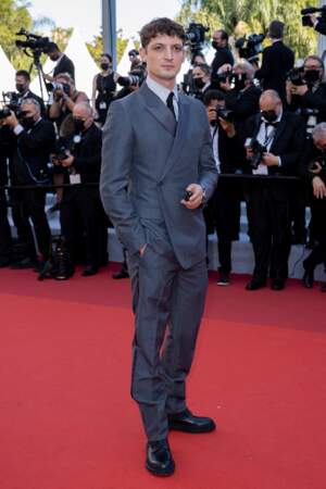 Niels Schneider très élégant en costume pour la montée des marches du film "Benedetta" lors du 74ème Festival International du Film de Cannes, le 9 juillet 2021