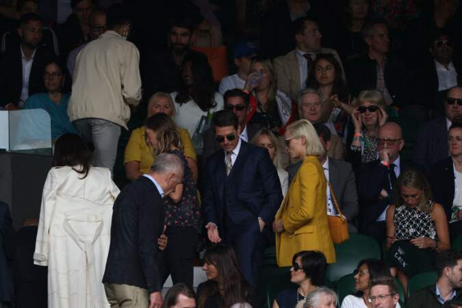 Tom Cruise et Hayley Atwell quittent les tribunes du tournoi de tennis de Wimbledon ce 10 juillet 