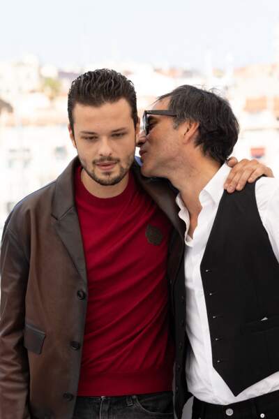 Samuel Benchetrit, très proche de son fils Jules Benchetrit, lui adresse un tendre baiser lors du Festival de Cannes ce samedi 10 juillet. 