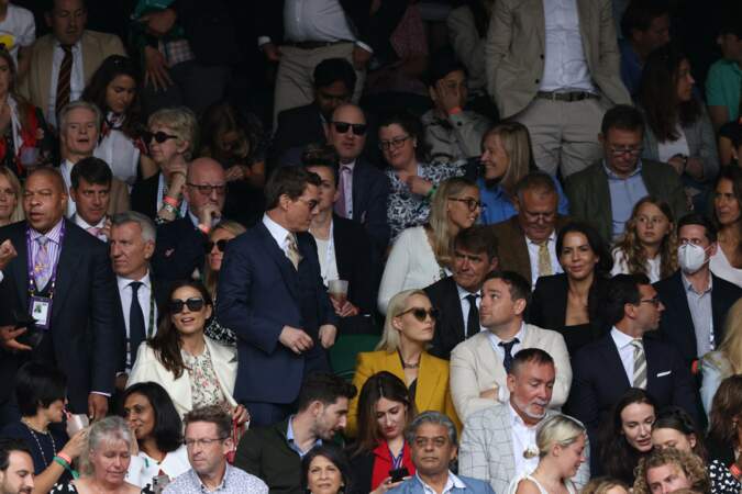 Tom Cruise prend place dans les tribunes aux côtés de Hayley Atwell  pour regarder la finale de tennis à Wimbledon ce 10 juillet 