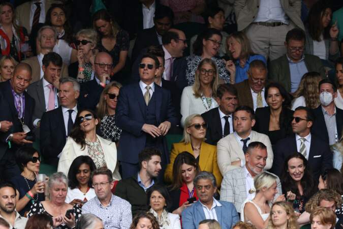Tom Cruise a opté pour un costume trois pièces bleu marine et des chaussures à lacets noires pour la finale Dames du tournoi de tennis de Wimbledon ce 10 juillet