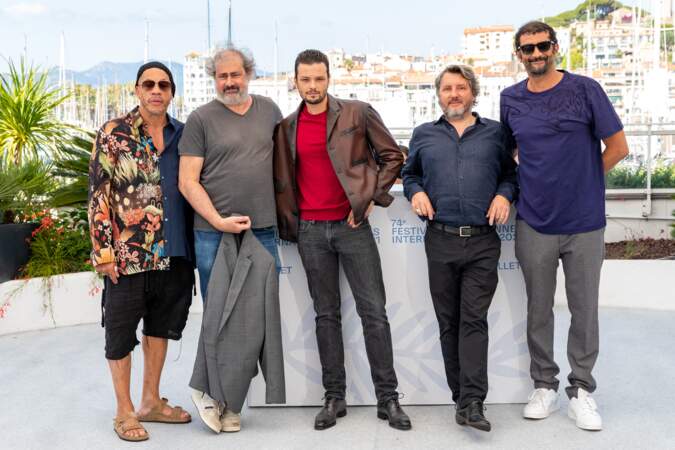 L'équipe du film Cette musique ne joue pour personne lors du Festival de Cannes ce 10 juillet. 