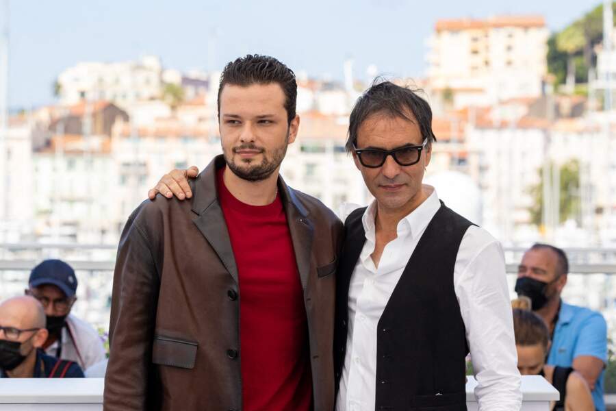 Jules Benchetrit et son père Samuel Benchetrit posent devant les photographes au Festival de Cannes, ce samedi 10 juillet. 