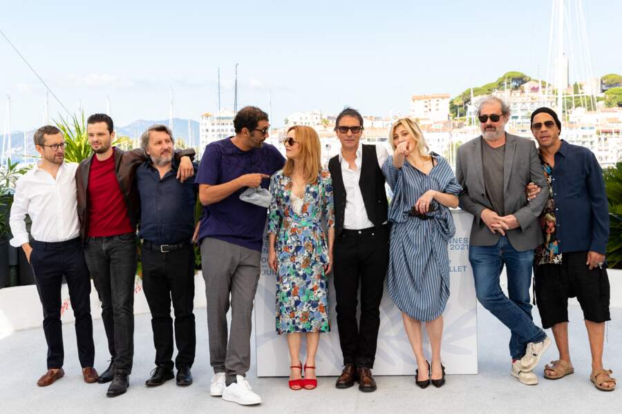 Jules Benchetrit avec les autres membres du film Cette musique ne joue pour personne au photocall du Festival de Cannes, ce 10 juillet.