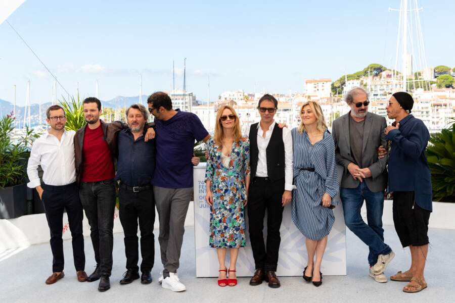 Lors du 74ème festival international du film de Cannes le 10 juillet, Jules Benchetrit a pris la pose avec Bruno Podalydes, Ramzy Bedia, Vanessa Paradis, Samuel Benchetrit... 