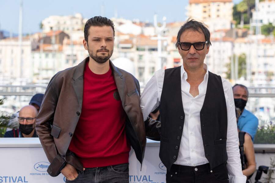 Le réalisateur de Cette musique ne joue pour personne avec son fils, Jules Benchetrit à l'occasion du Festival de Cannes ce 10 juillet. 