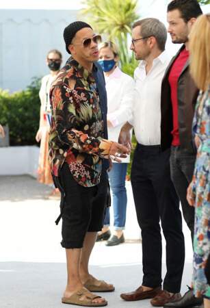 JoeyStarr en train de discuter avec Jules Benchetrit  lors du 74ème festival international du film de Cannes le 10 juillet.
