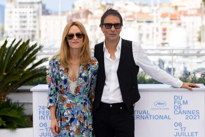 Vanessa Paradis prend la pose aux côtés de son mari et réalisateur, Samuel Benchetrit, ce samedi 10 juillet à Cannes.