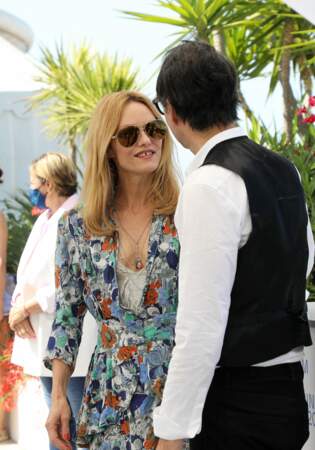 Vanessa Paradis et Samuel Benchetrit discutent tendrement à Cannes