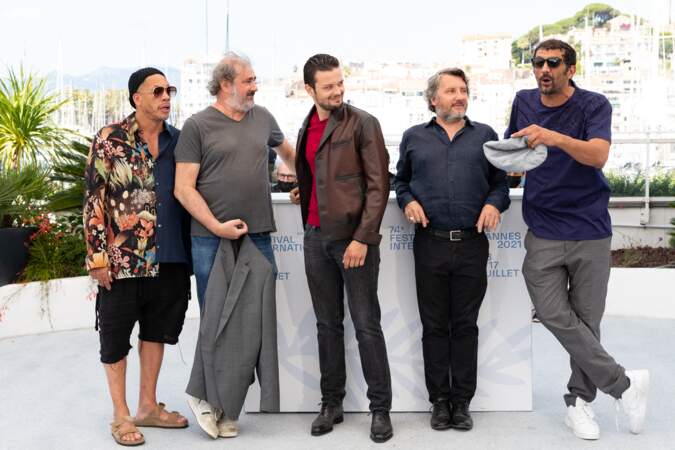Jules Benchetrit est entouré des autres membres de l'équipe du film lors du Festival de Cannes ce samedi 10 juillet. 
